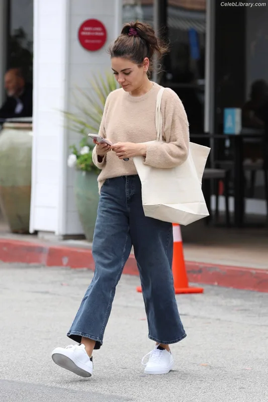 Mila Kunis photo 13 of 337