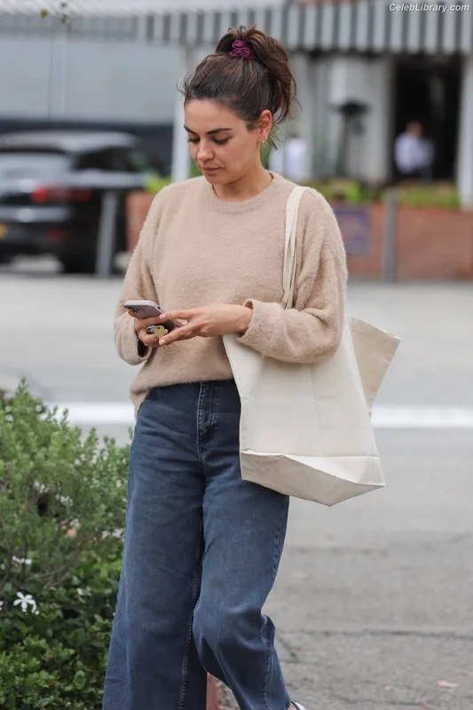 Mila Kunis photo 14 of 337