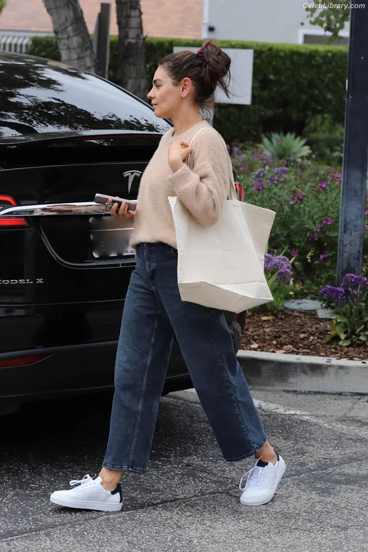 Mila Kunis photo 15 of 337