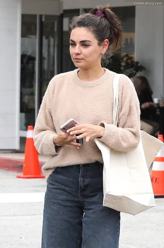 Mila Kunis photo 16 of 337