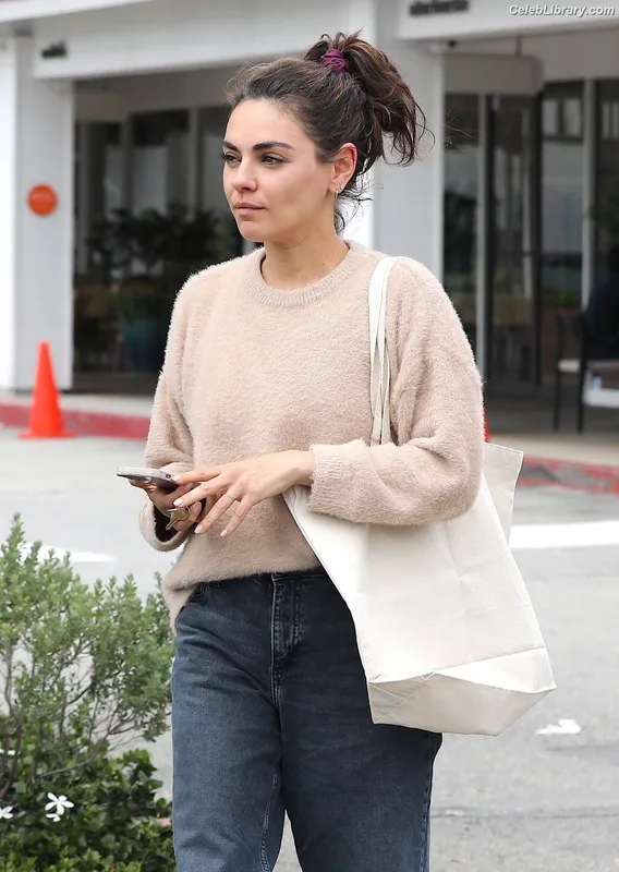 Mila Kunis photo 17 of 337