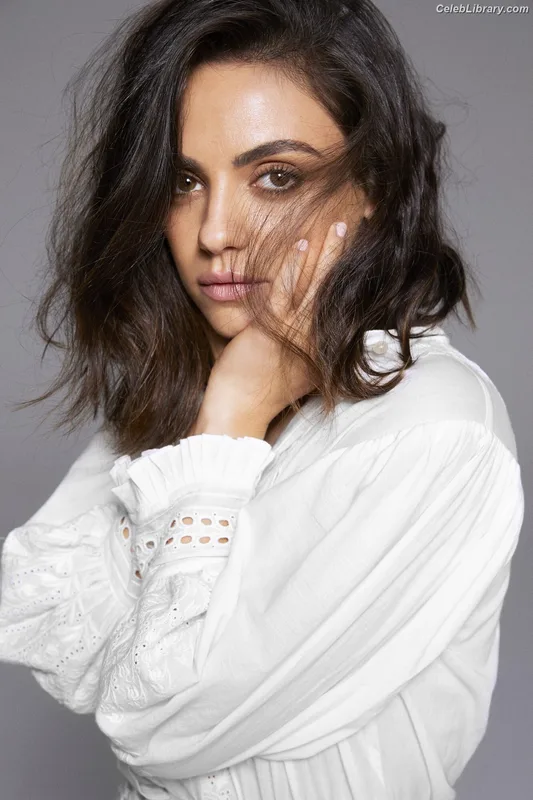 Mila Kunis photo 7 of 337