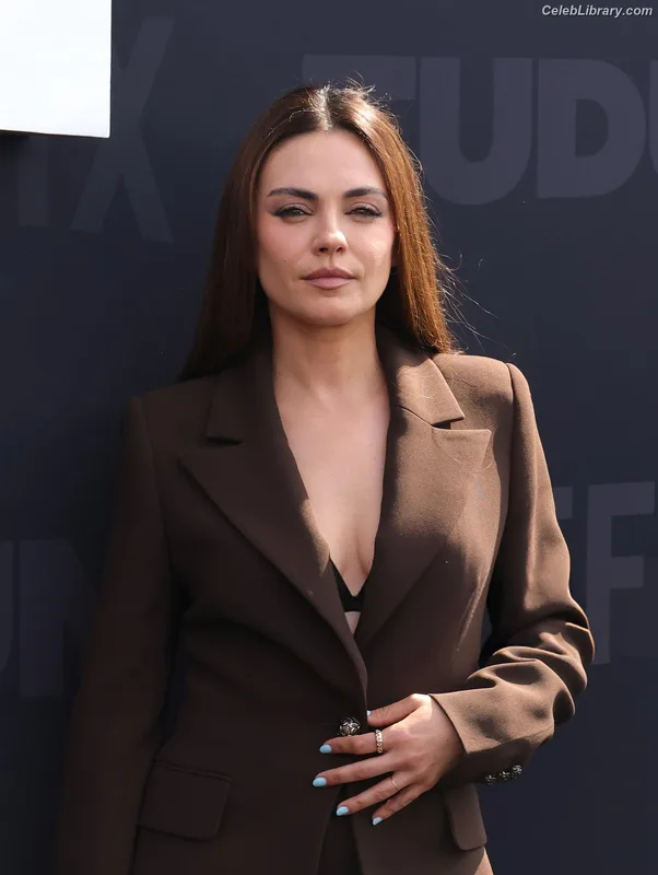Mila Kunis photo 2 of 337