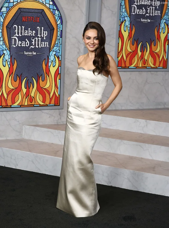 Mila Kunis photo 7 of 337