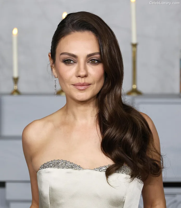 Mila Kunis photo 2 of 337