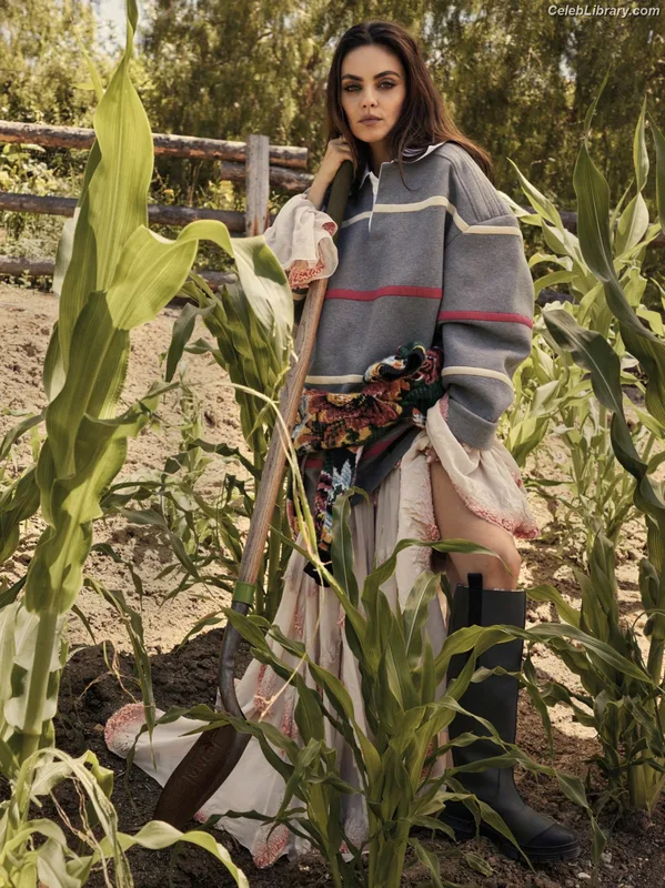 Mila Kunis photo 23 of 337