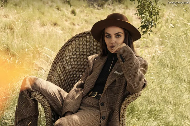 Mila Kunis photo 3 of 337