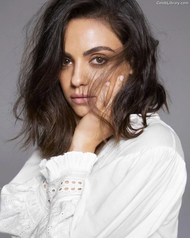 Mila Kunis photo 9 of 337
