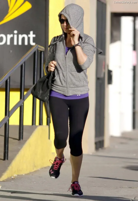 Mila Kunis photo 8 of 337