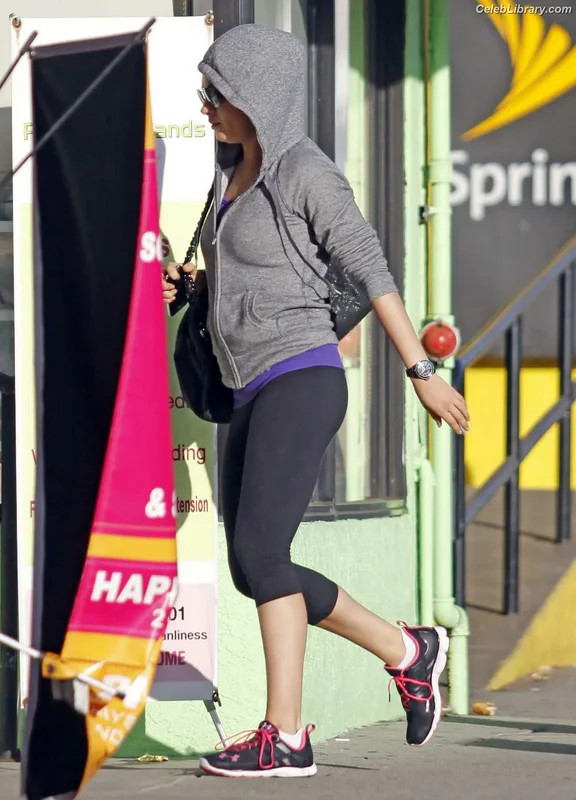 Mila Kunis photo 11 of 337