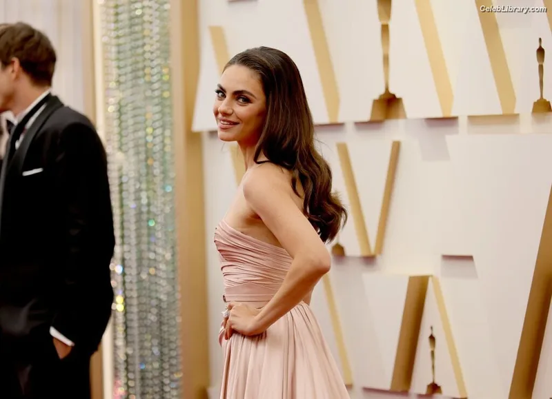 Mila Kunis photo 15 of 337