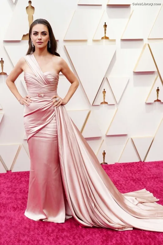 Mila Kunis photo 17 of 337