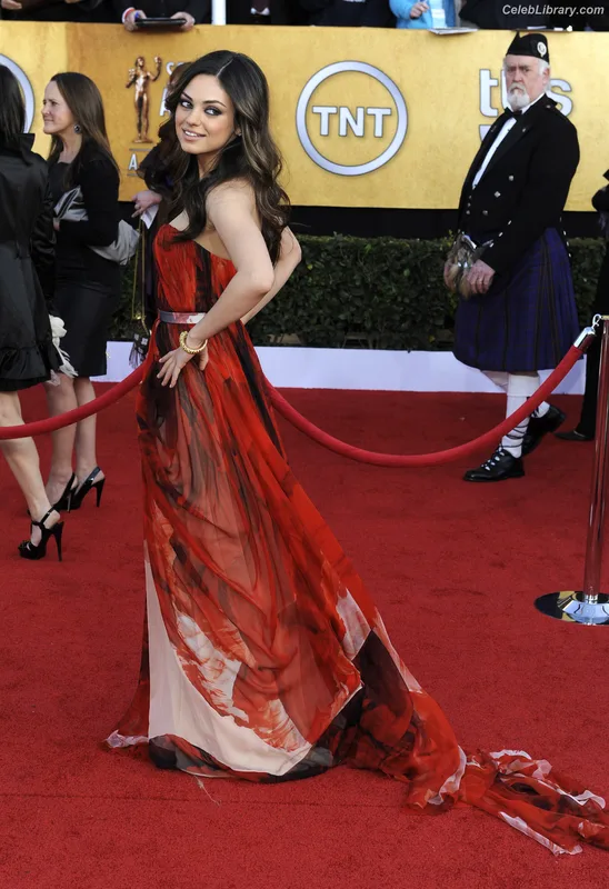 Mila Kunis photo 9 of 337