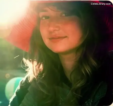 Milana Vayntrub photo 5 of 923