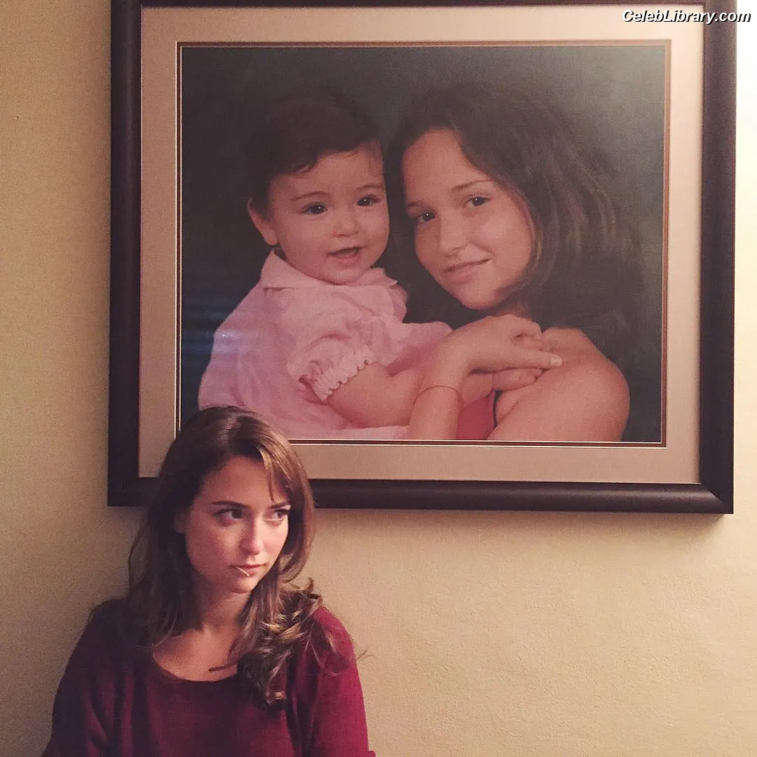 Milana Vayntrub photo 3 of 923