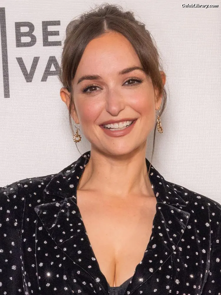 Milana Vayntrub photo 24 of 923