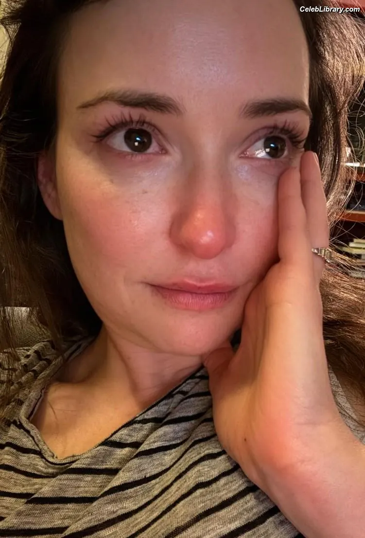 Milana Vayntrub photo 5 of 923