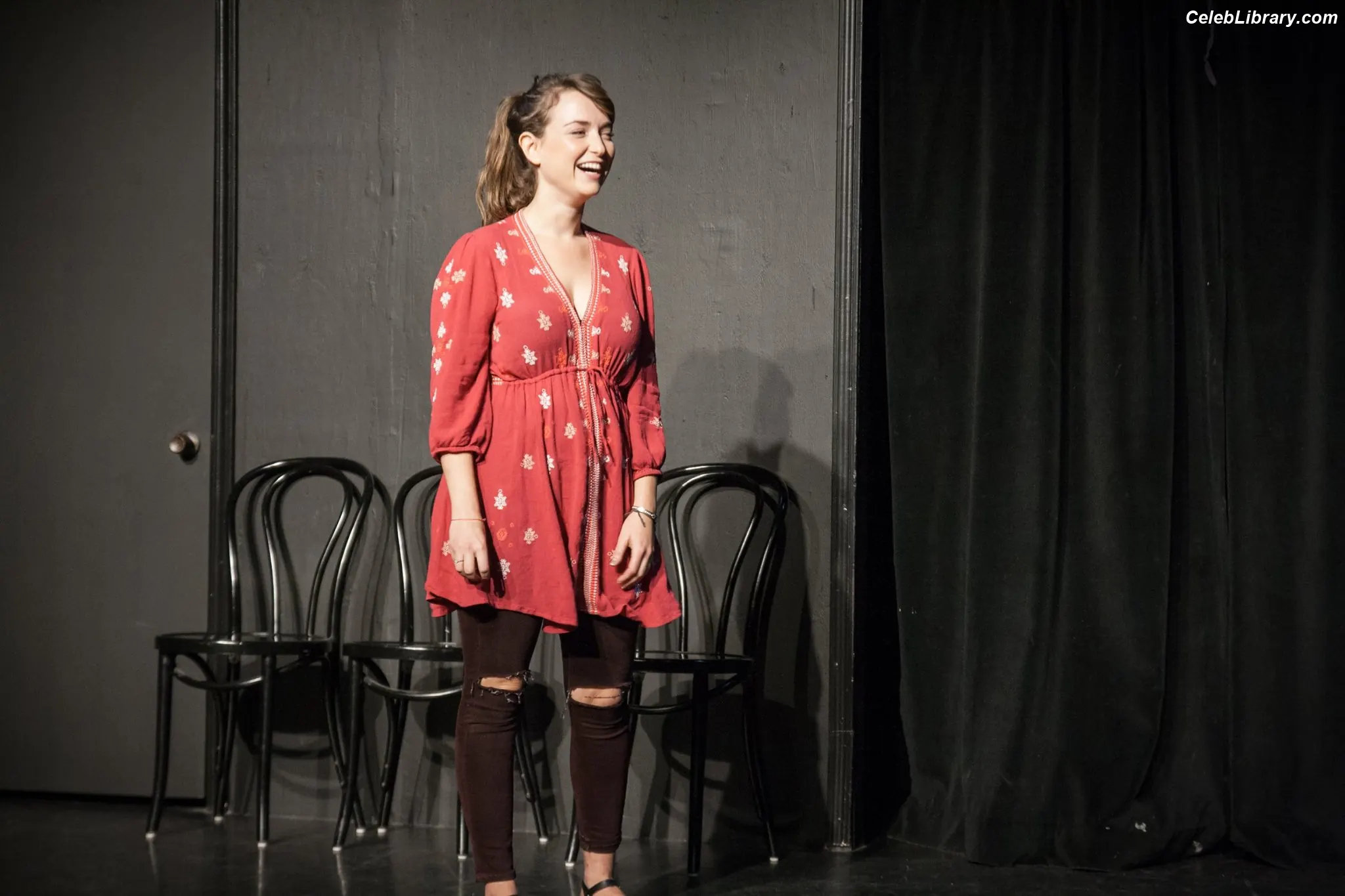 Milana Vayntrub photo 5 of 923