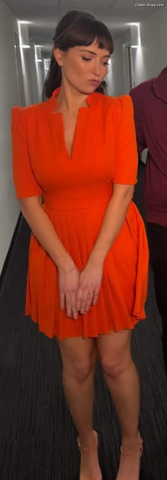 Milana Vayntrub photo 14 of 923