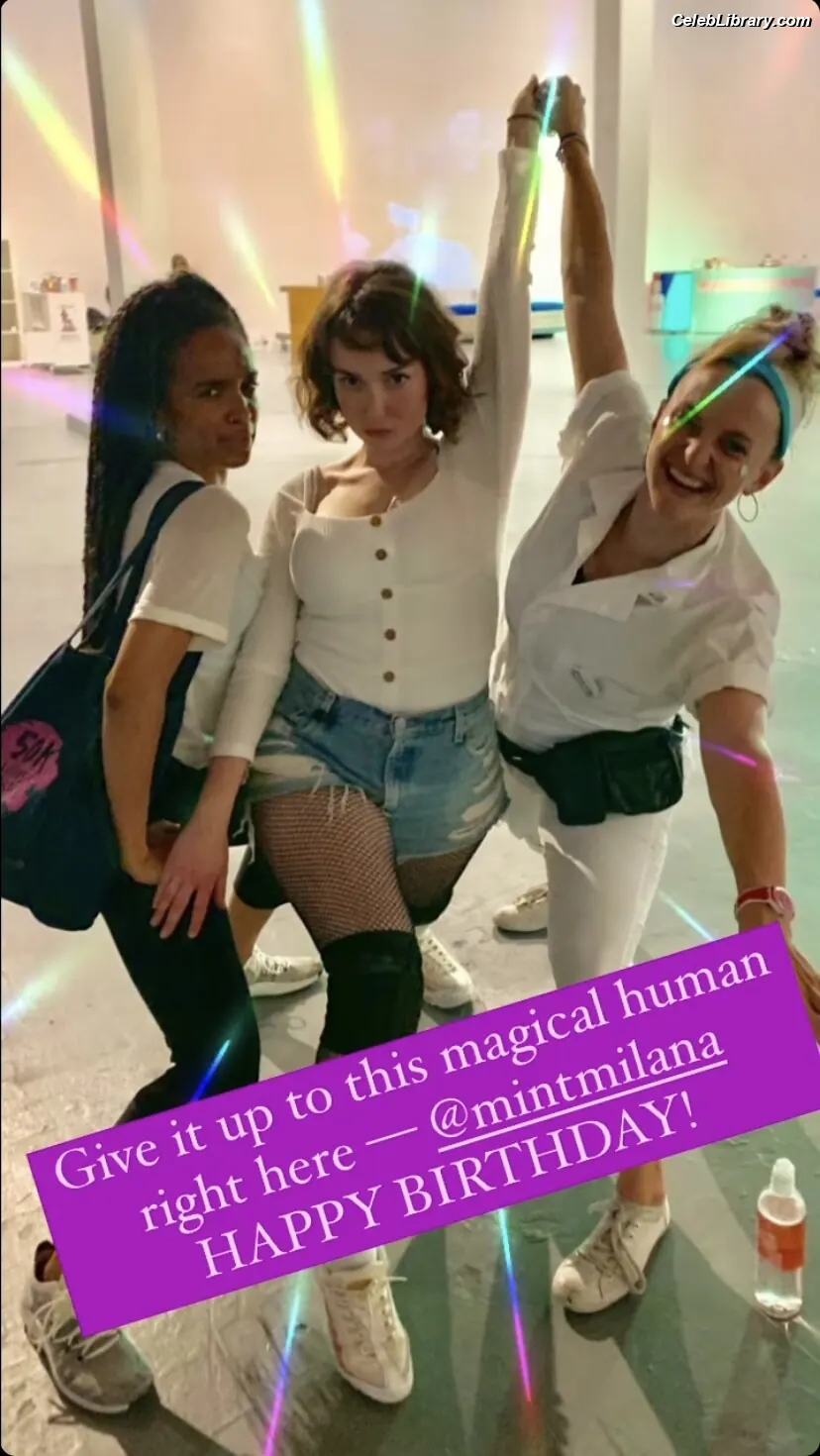 Milana Vayntrub photo 10 of 923