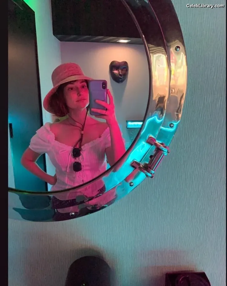 Milana Vayntrub photo 20 of 923