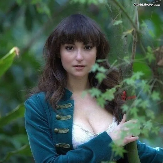 Milana Vayntrub photo 18 of 923