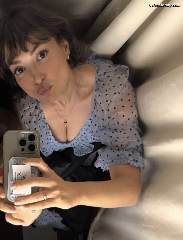 Milana Vayntrub photo 3 of 923