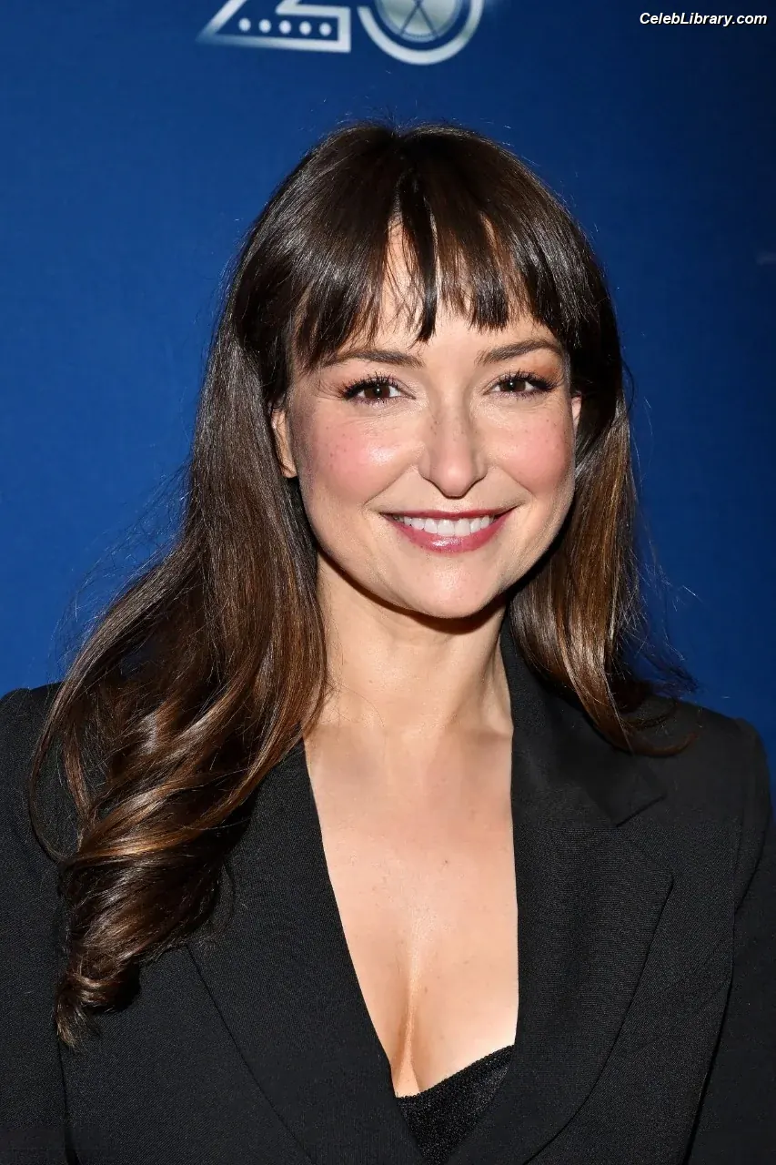Milana Vayntrub photo 4 of 923