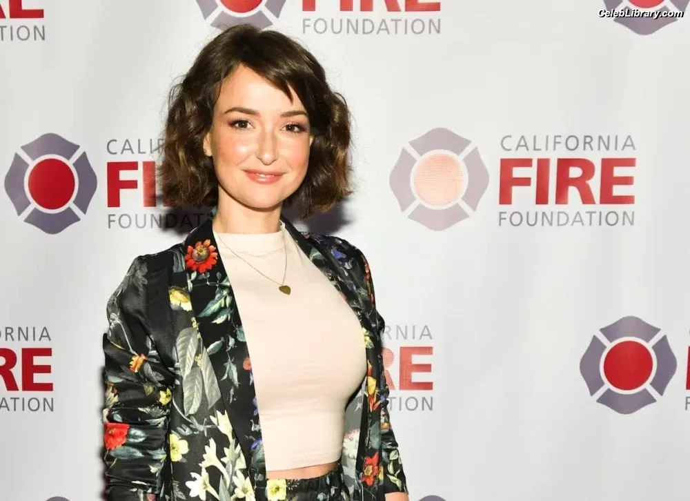 Milana Vayntrub photo 1 of 923