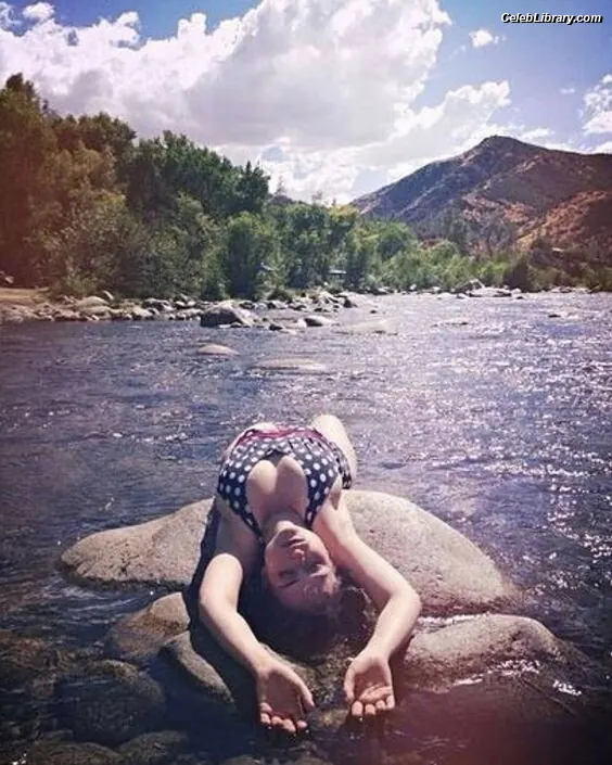 Milana Vayntrub photo 4 of 923