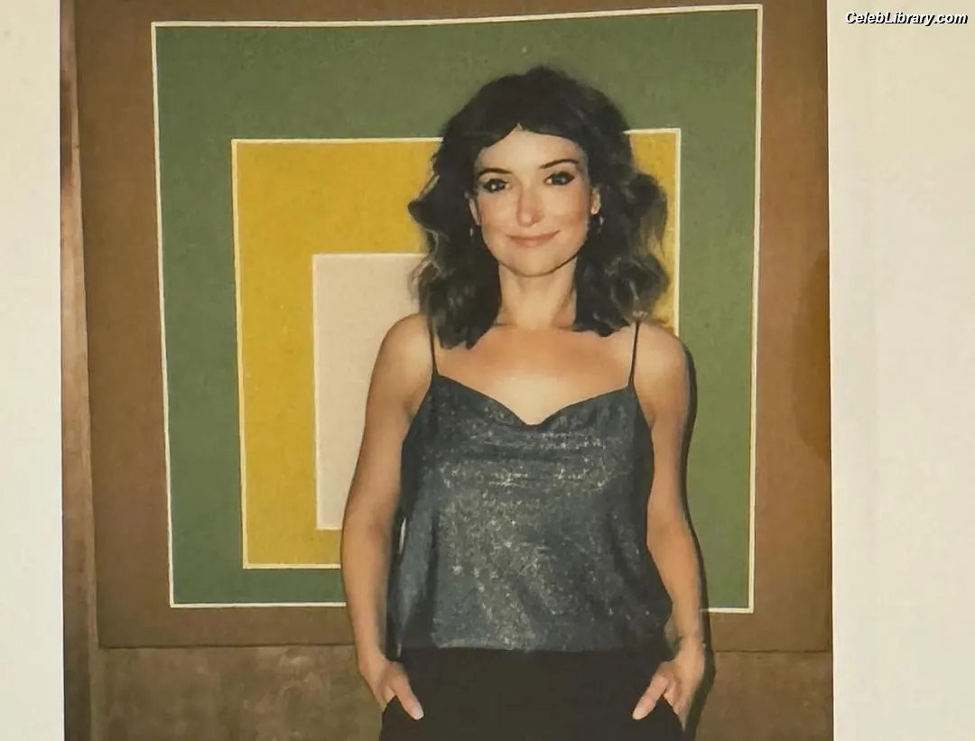 Milana Vayntrub photo 19 of 923