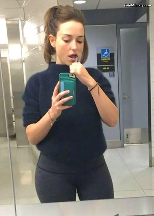 Milana Vayntrub photo 9 of 923