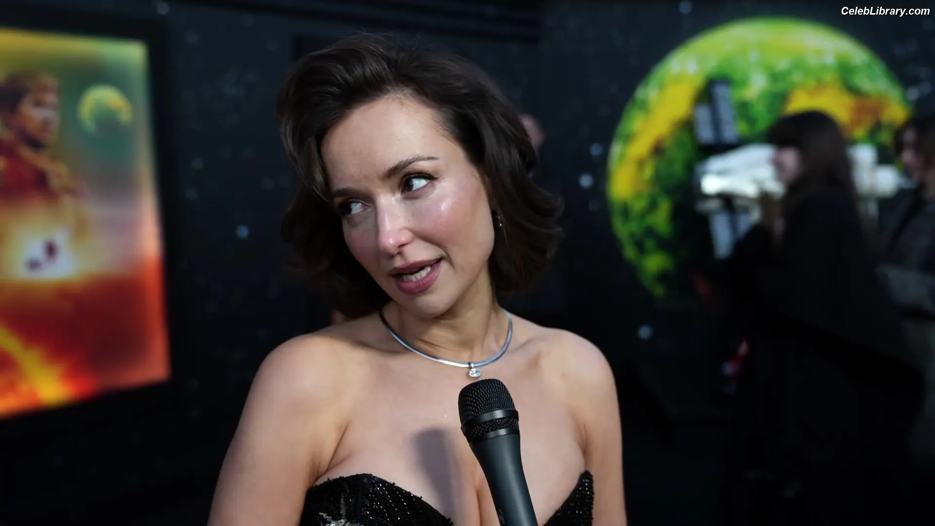 Milana Vayntrub photo 7 of 923