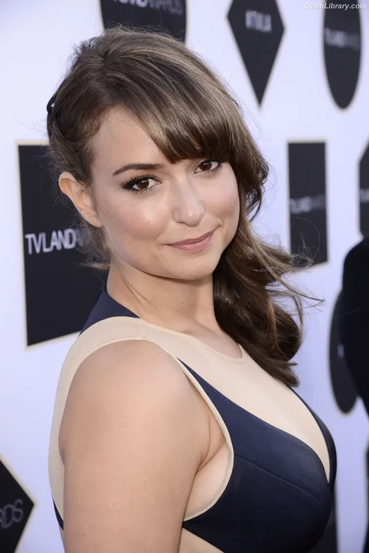 Milana Vayntrub photo 13 of 894