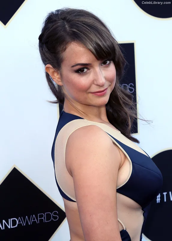 Milana Vayntrub photo 16 of 894