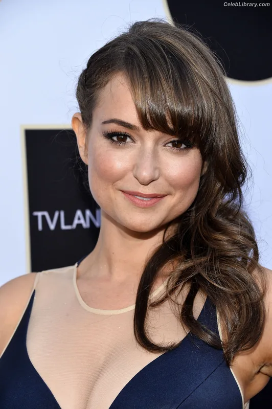 Milana Vayntrub photo 22 of 894