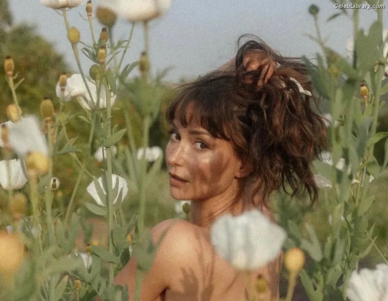 Milana Vayntrub photo 10 of 894