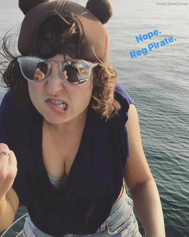 Milana Vayntrub photo 16 of 894