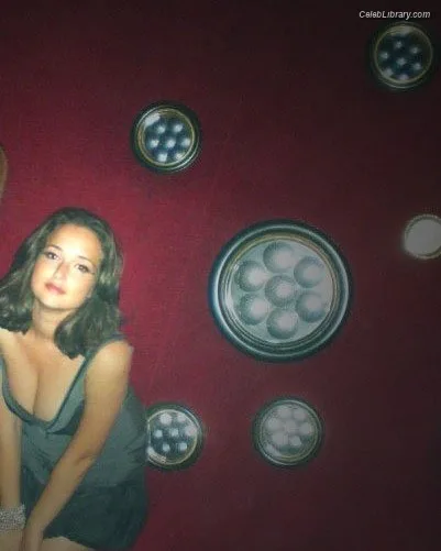 Milana Vayntrub photo 18 of 894