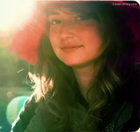 Milana Vayntrub photo 4 of 894