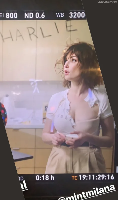 Milana Vayntrub photo 7 of 894