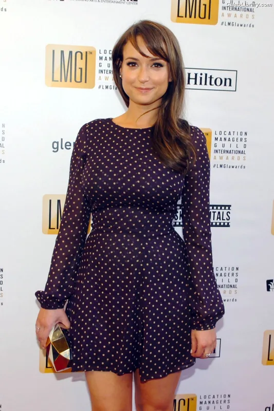 Milana Vayntrub photo 10 of 894