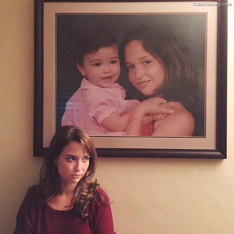 Milana Vayntrub photo 21 of 894
