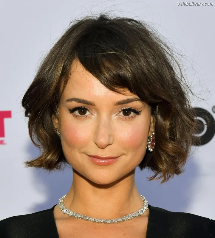 Milana Vayntrub photo 7 of 894