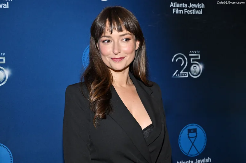 Milana Vayntrub photo 14 of 894