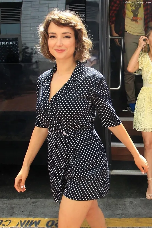 Milana Vayntrub photo 1 of 894