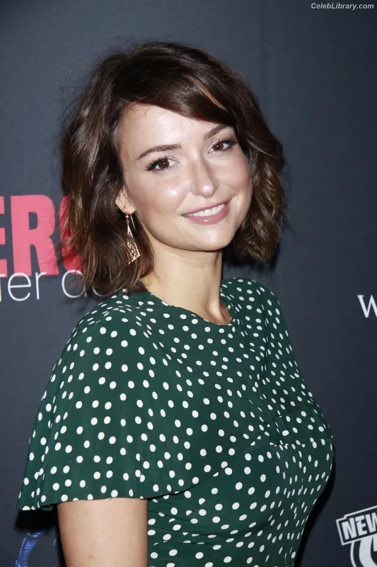 Milana Vayntrub photo 4 of 894