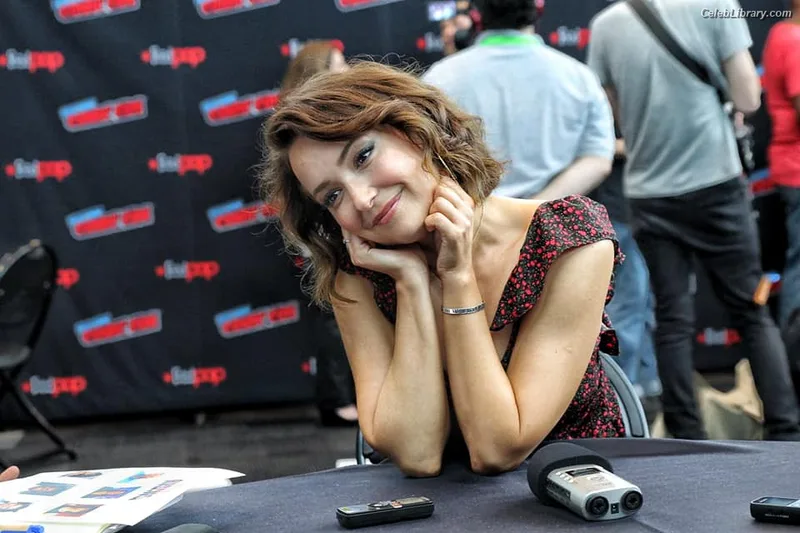 Milana Vayntrub photo 12 of 894