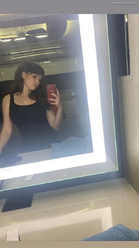 Milana Vayntrub photo 21 of 894