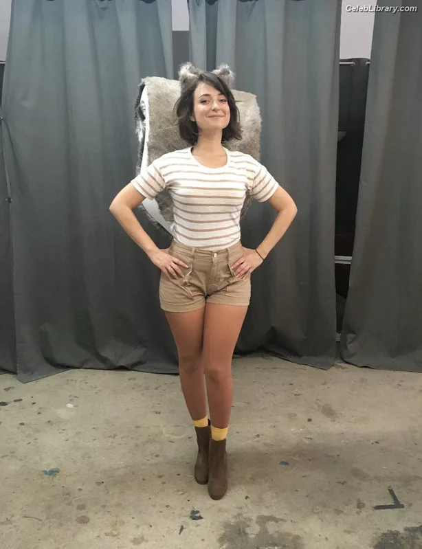 Milana Vayntrub photo 10 of 894